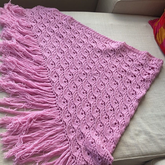 NWOT Crocheted pink shawl with fringes, Grannycore - Picture 8 of 9
